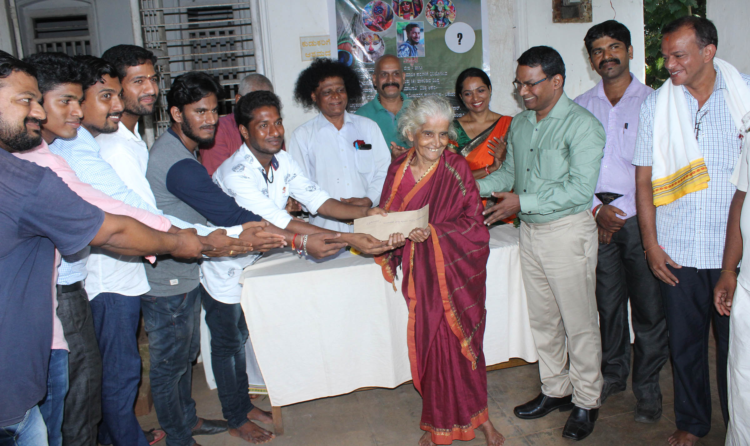 ‘ಮಾರಿಕಾಡು’ ವೇಷಧಾರಿಯ ಹಣ ವೃದ್ಧಾಶ್ರಮಕ್ಕೆ ಹಸ್ತಾಂತರ